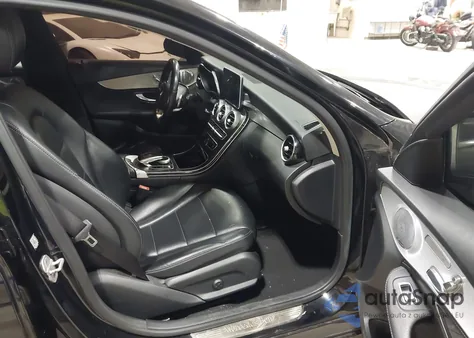 2016 Mercedes-Benz C 300 4Matic z USA, uszkodzony, nr VIN 55SWF4KB5GU108798